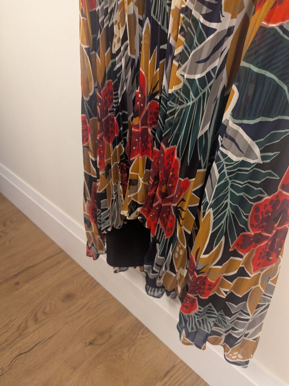Club Monaco Zorbina Floral Pleated High-Low Dress | Size 10 - Picture 5 of 9